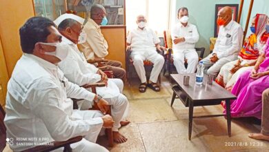 Photo of भाई गणपतआबा देशमुख यांच्या कुटुंबियाचे  खा. शरद  पवार यांच्याकडून सांत्वन